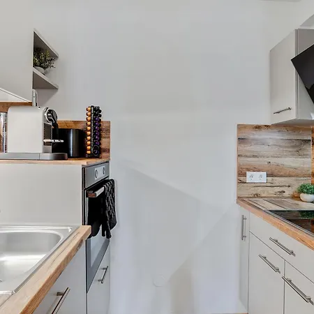 Spacious Quiet Family - 2br & Free Parking In Altstadt By Hero Homes *