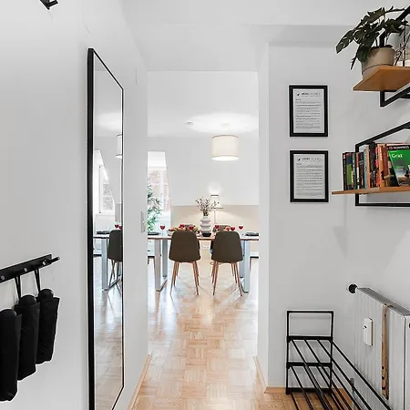 Spacious Quiet Family - 2br & Free Parking In Altstadt By Hero Homes דירה *