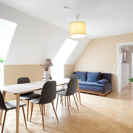 Spacious Quiet Family - 2br & Free Parking In Altstadt By Hero Homes דירה *