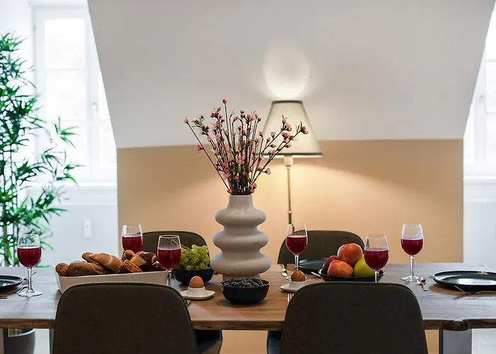 Cozy And Calm - Historic City Center With Elevator & Free Parking By Hero Homes Appartamento