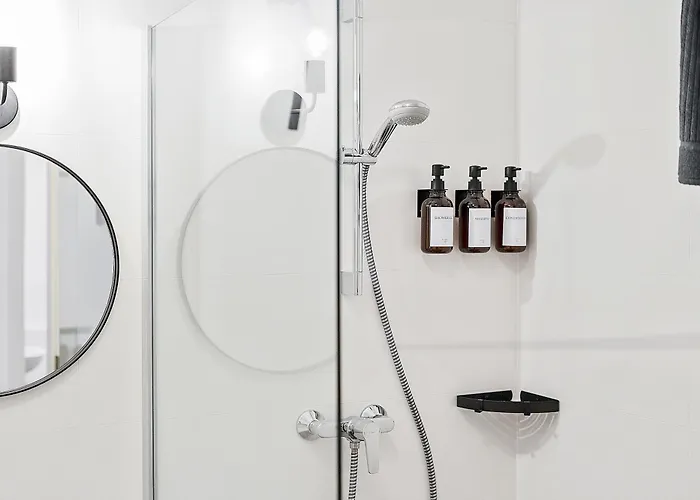 Cozy And Calm - Historic City Center With Elevator & Free Parking By Hero Homes شقة